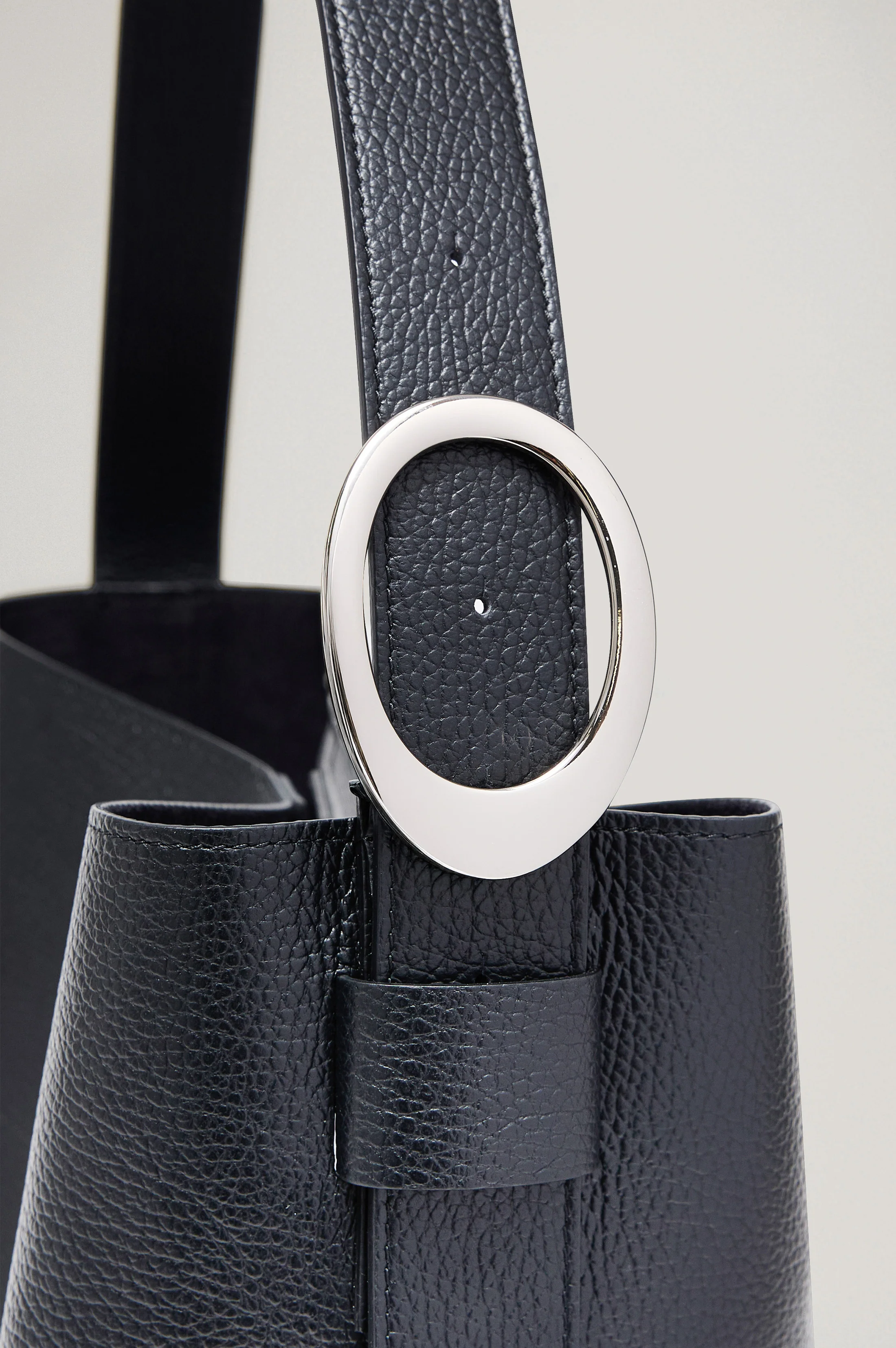 TORINO BUCKET BAG - BLACK PEBBLE LEATHER - Image 4
